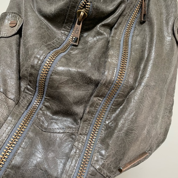 Matt & Nat distressed grey leather shoulder bag - Picture 2 of 8